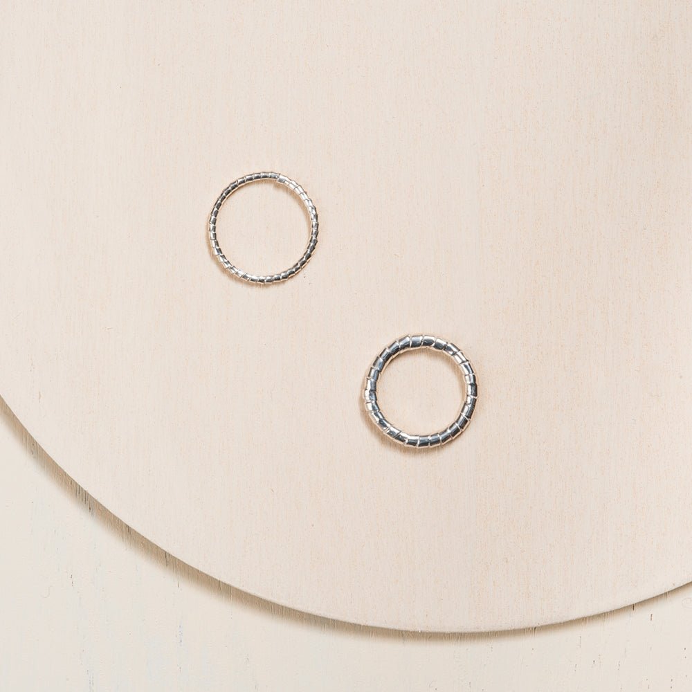 Boucles d'oreilles créoles texturées en argent sterling.