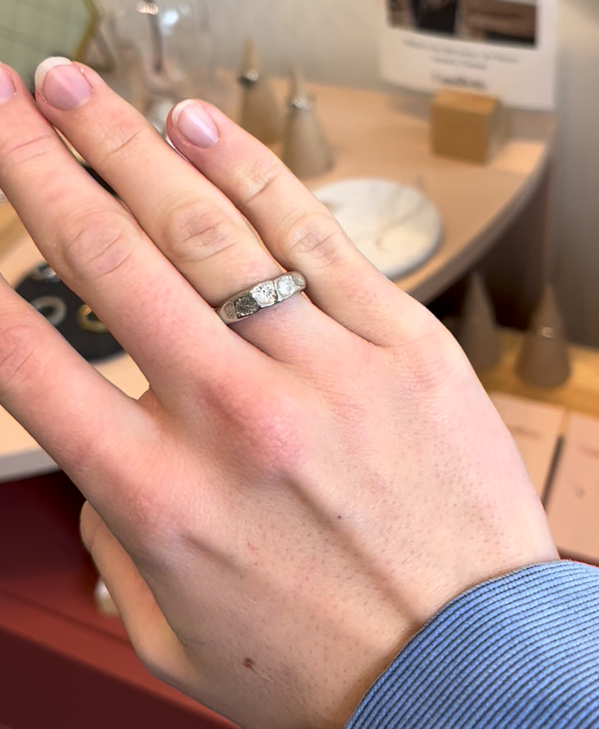 Bague fini sur main, en argent silver