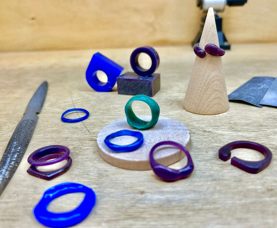 Bijoux en cire avant sa conception finale.