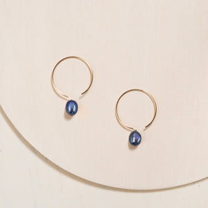 Boucles d’oreilles anneaux en or laminé 14k avec perle baroque noire - 24 mm