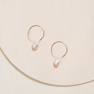 Boucles d’oreilles anneaux en or laminé 14k avec perle baroque de couleur ivoire - 24 mm