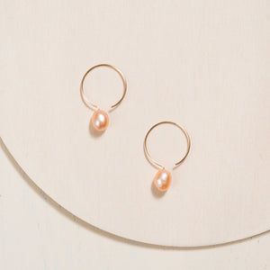 Boucles d’oreilles anneaux en or laminé 14k avec perle baroque de couleur abricot - 24 mm