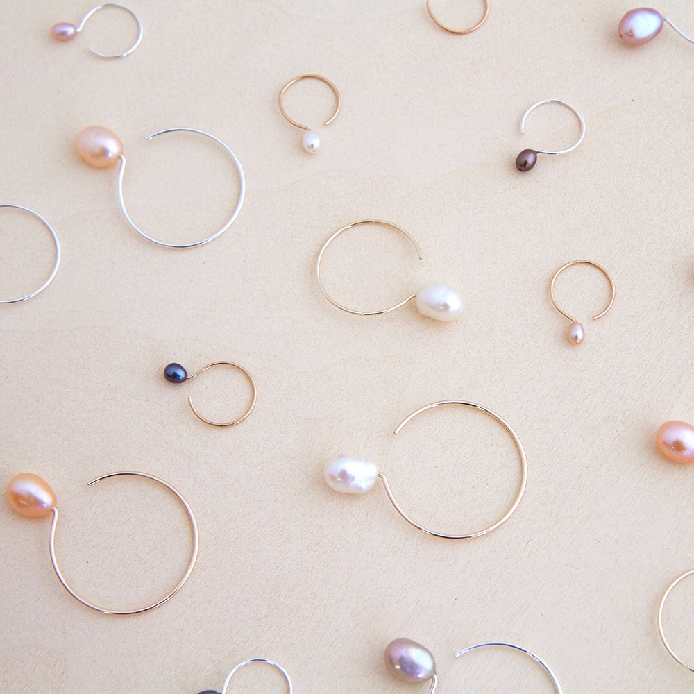 Basic Silver Hoop Earrings - Black Pearl - 24mm - Camillette