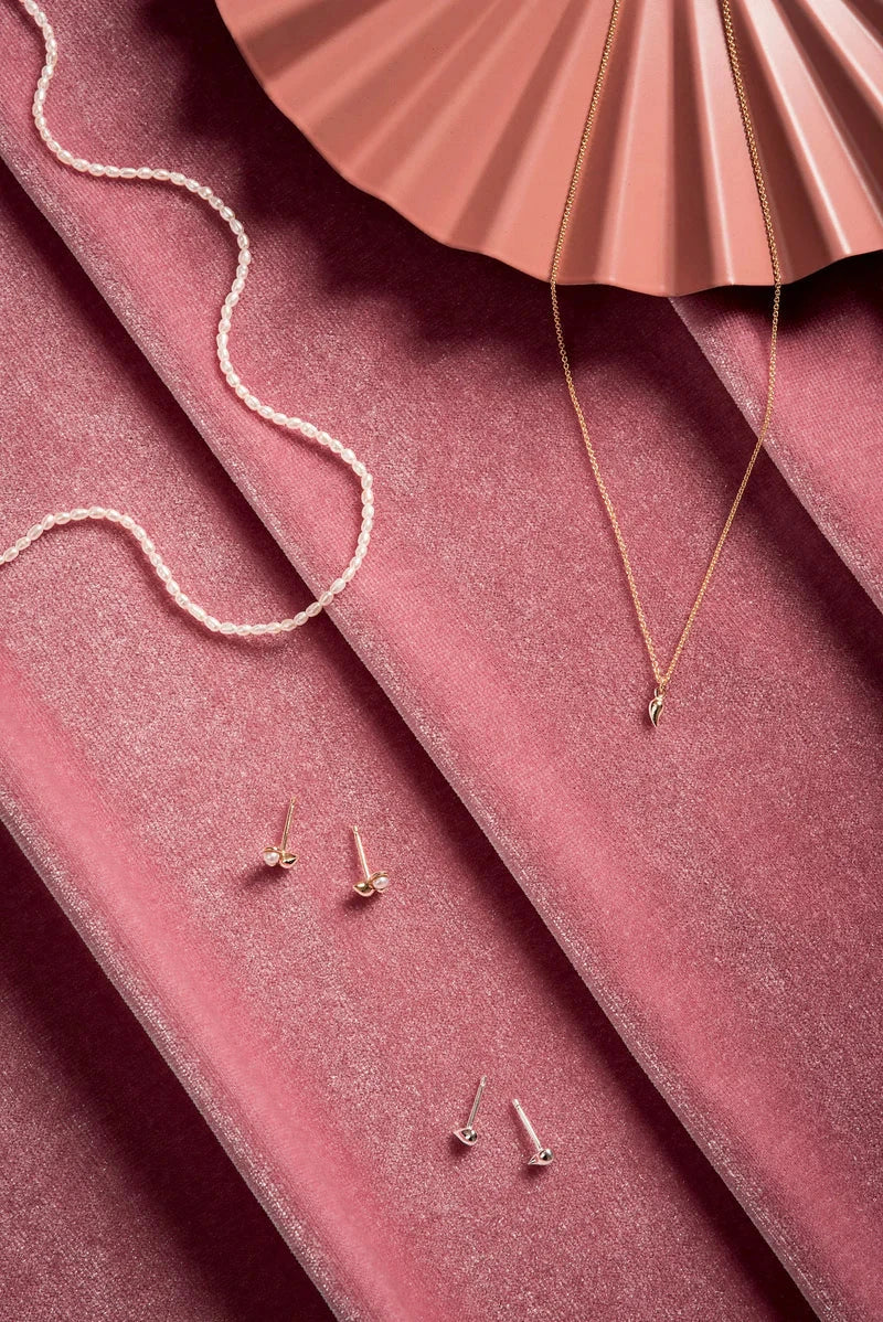 Collier et boucles d'oreilles minimalistes en or avec perles