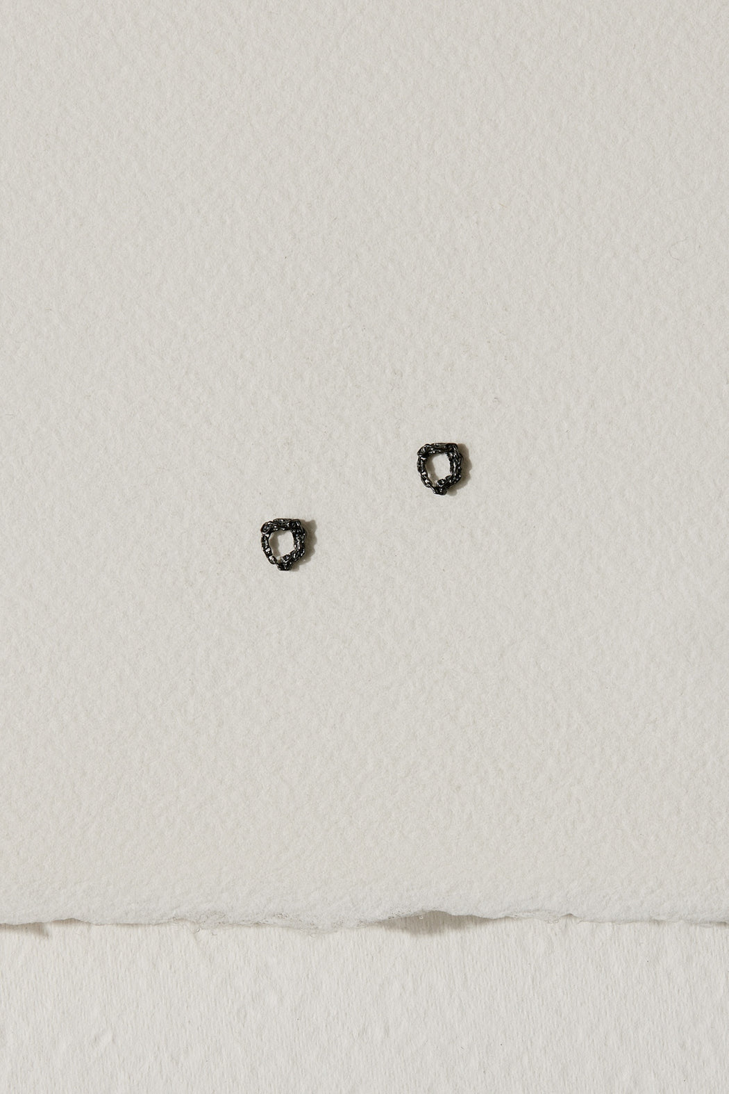 The tiny amalgame Stud earrings in black silver