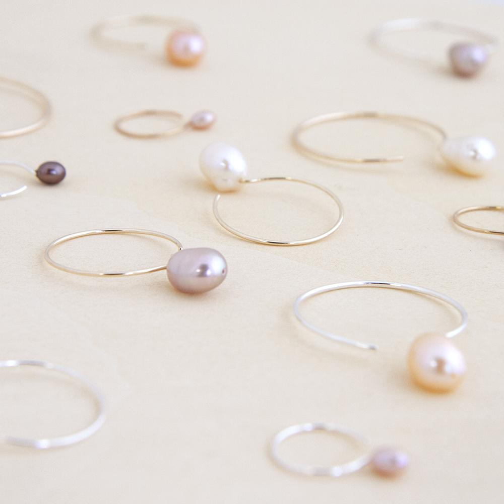 Basic Small Silver Hoop Earrings with Pink Pearl - 13mm - Camillette